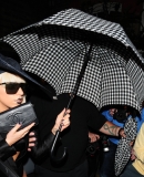 Paparazzi перевод. Леди Гага с зонтом. Звезды с зонтиком папарацци. Леди Гага в черном кепке. Леди Гага с сумкой.